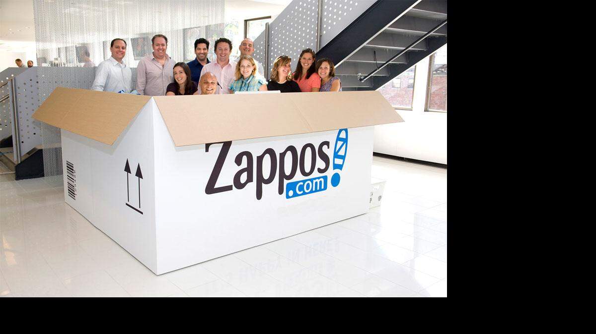 Zappos forma parte de una corriente corporativa minoritaria pero en auge que sostiene que la ausencia de una estructura jerárquica impulsa el espíritu emprendedor de los empleados y facilita el flujo de ideas, la colaboración y la innovación.