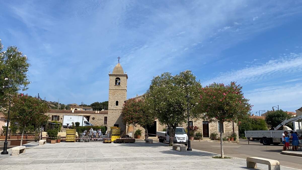 Plaza de San Pantaleo, Cerdeña.