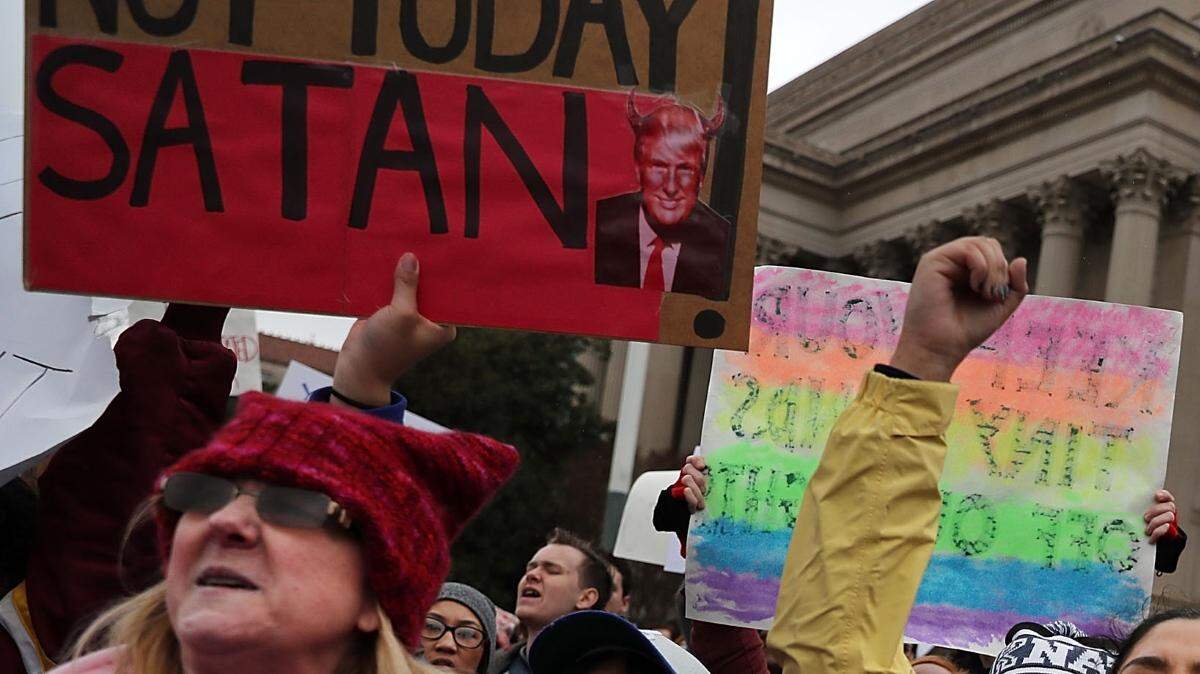 Los manifestantes anti-Trump demuestran cerca del National Mall después de la inauguración del presidente Donald Trump el 20 de enero de 2017 en Washington, DC. Washington y el mundo entero han observado la transferencia de la presidencia de Estados Unidos de Barack Obama a Donald Trump.