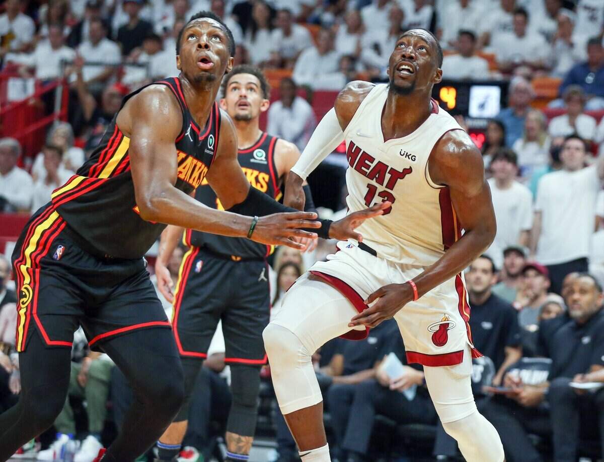 El centro del Heat Bam Adebayo (der.) lucha por la pelota con Onyeka Okongwu, de los Hawks de Atlanta, en el partido celebrado el 17 de abril de 2022 en Miami.