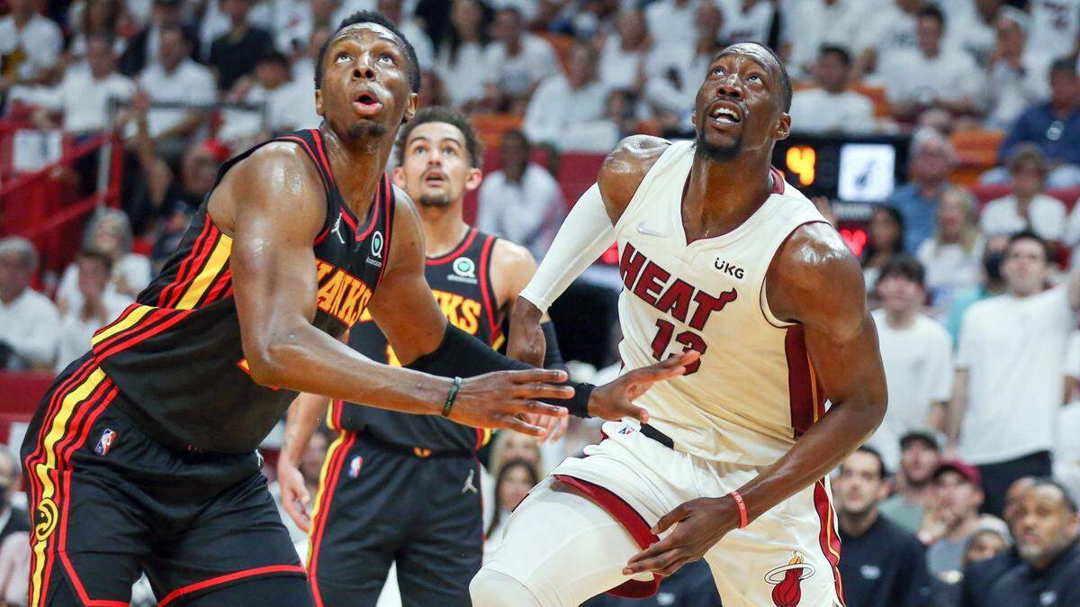 El centro del Heat Bam Adebayo (der.) lucha por la pelota con Onyeka Okongwu, de los Hawks de Atlanta, en el partido celebrado el 17 de abril de 2022 en Miami.