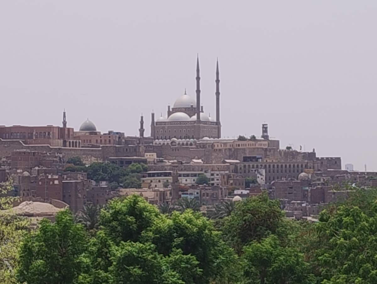 Al fondo la Mezquita de Muhammad Ali, en la ciudadela de El Cairo.