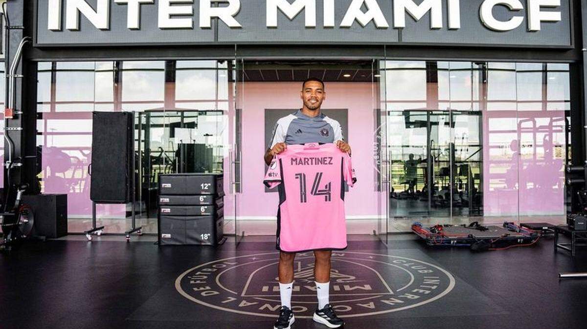 El defensa central paraguayo David Martínez posa con la casaca del Inter Miami este jueves 25 de julio de 2024, en las instalaciones del club en Fort Lauderdale, Florida.
