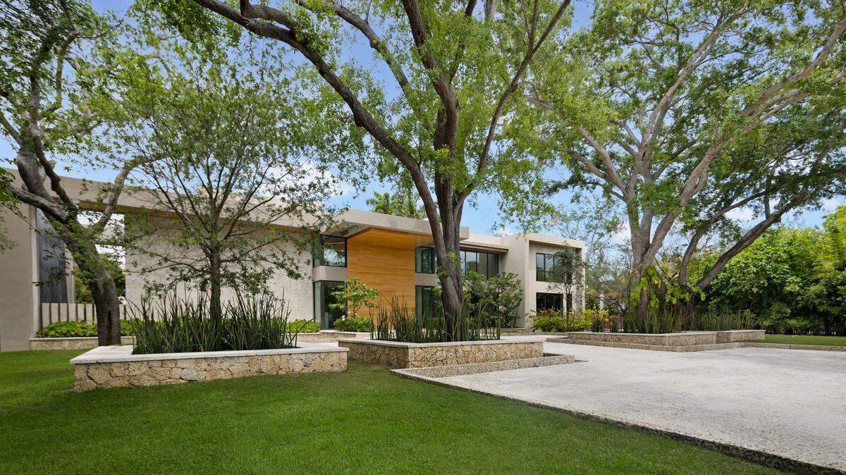La residencia ubicada en el 6701 SW 101 Street es la propiedad más costosa jamás listada en Pinecrest, con un precio de 25 millones de dólares.