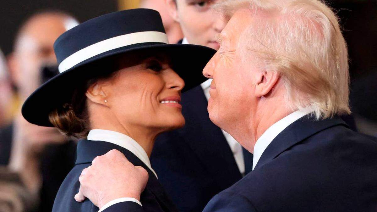 El presidente de Estados Unidos, Donald Trump, y su esposa, Melania, se abrazan después de que él prestara juramento el día de su investidura presidencial en la Rotonda del Capitolio Nacional en Washington, D.C., el 20 de enero de 2025. 