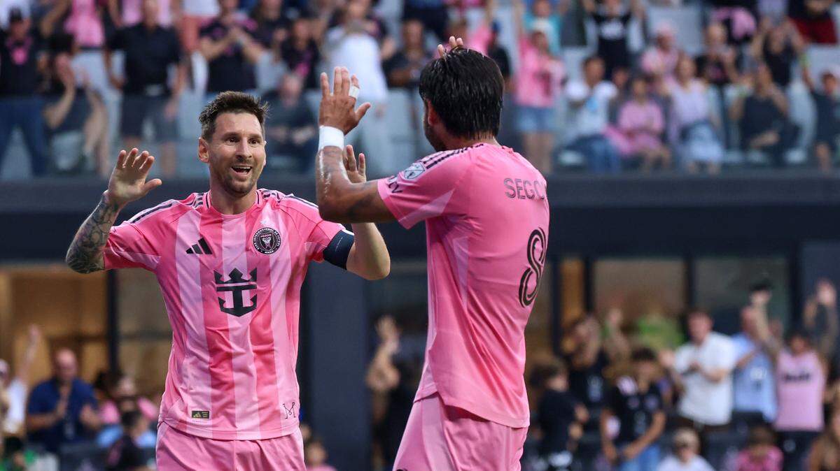 El astro del Inter Miami Lionel Messi celebra con su compañero de equipo  Telasco Segovia tras anotar un gol ante los Timbers de Portland, en el partido de la MLS efectuado el 17 de mayo de 2026 en el NU Stadium en  Miami, Florida. 