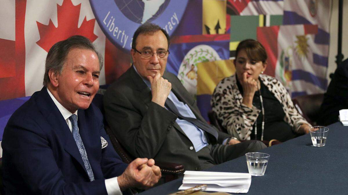 EL DIPLOMATICO y político venezolano Diego Arria (Izq) habla en un foro realizado previamente en Miami, acompañado por el escritor y político cubano Carlos Alberto Montaner (centro), y la ex ministra venezolana Beatrice Rangel. Foto de archivo.