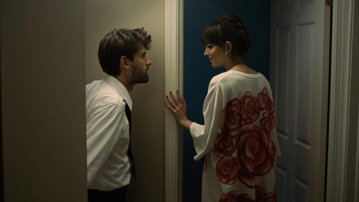 Teatro Tower estrena el viernes la comedia dramática&nbsp;'Cha Cha Real Smooth' (2022) del director Cooper Raiff con Dakota Johnson, Brad Garrett y Leslie Mann.