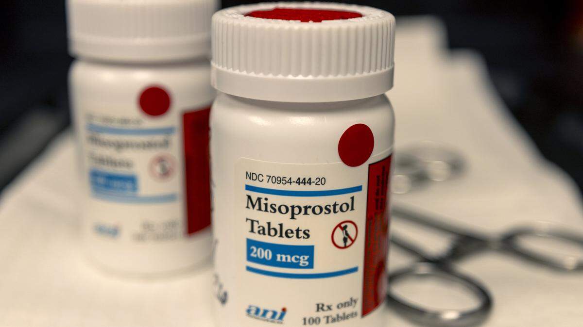 En esta fotografía ilustrativa, se observan frascos de misoprostol en la última clínica de aborto de Wyoming, el Wellspring Center, el 10 de marzo de 2025 en Casper, Wyoming.