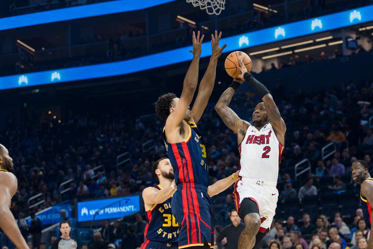 El jugador del Heat de Miami Terry Rozier (der.) tira al aro en el partido ante los Warriors de Golden State, celebrado el 7 de enero de 2025 en San Francisco.