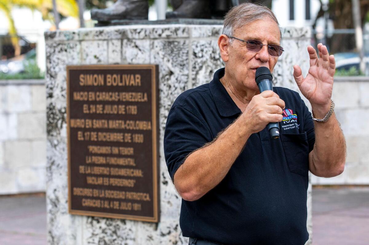 El presidente de la organización Independent Venezuelan American Citizens (IVAC), Ernesto Ackerman, habla a quienes participaron en la manifestación frente a la estatua del prócer venezolano Simón Bolívar en Miami, Florida, el domingo 20 de marzo de 2022.