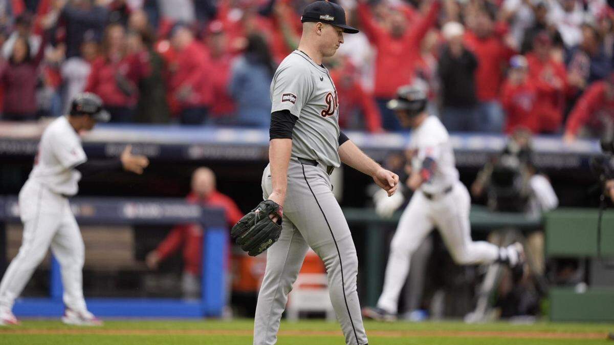 El lanzador de los Tigres, Tarik Skubal, reacciona después de que Lane Thomas de los Guardianes conecte un grand slam en la quinta entrada del Juego 5 de la ALDS en el Progressive Field de Cleveland, Ohio, el sábado 1 de octubre. 12, 2024.
