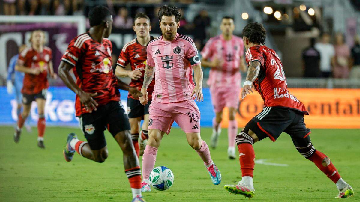 El delantero del Inter de Miami, Lionel Messi (10), lucha contra los defensores de los New York Red Bulls durante su partido de fútbol en el Chase Stadium en Fort Lauderdale, Florida, el sábado 3 de mayo de 2025.