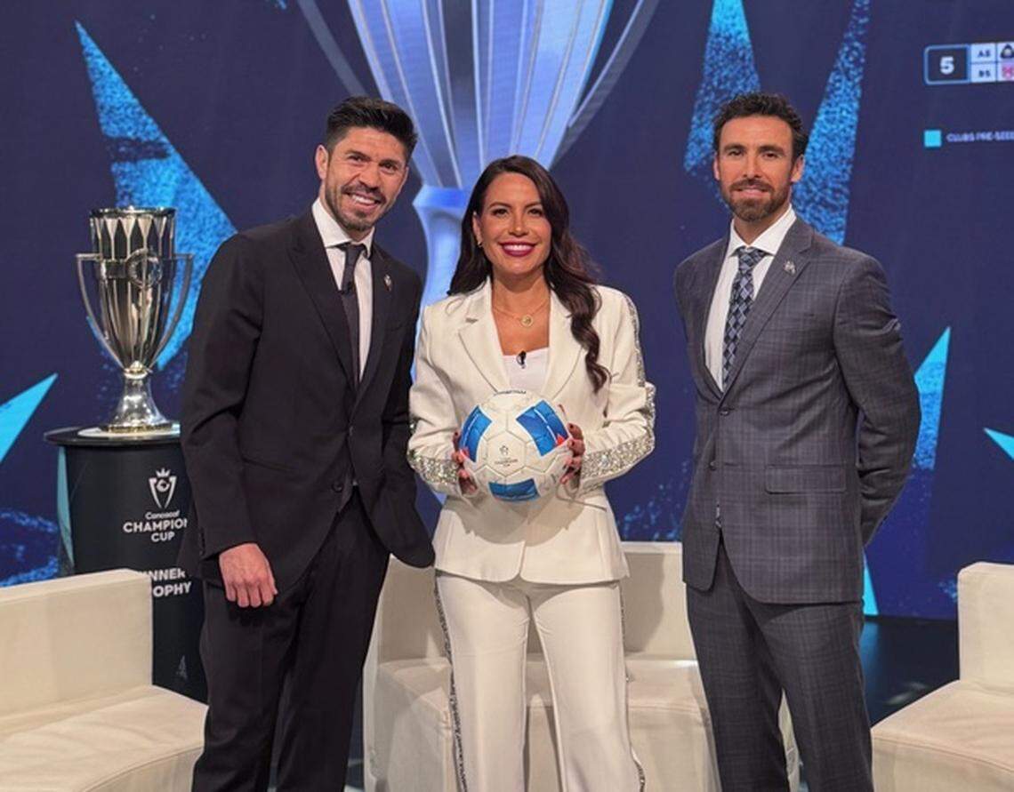 La periodista Lindsay Casinelli conduciendo un sorteo para la Confederación de Norteamérica, Centroamérica y el Caribe de Fútbol (CONCACAF) junto a ex jugadores.