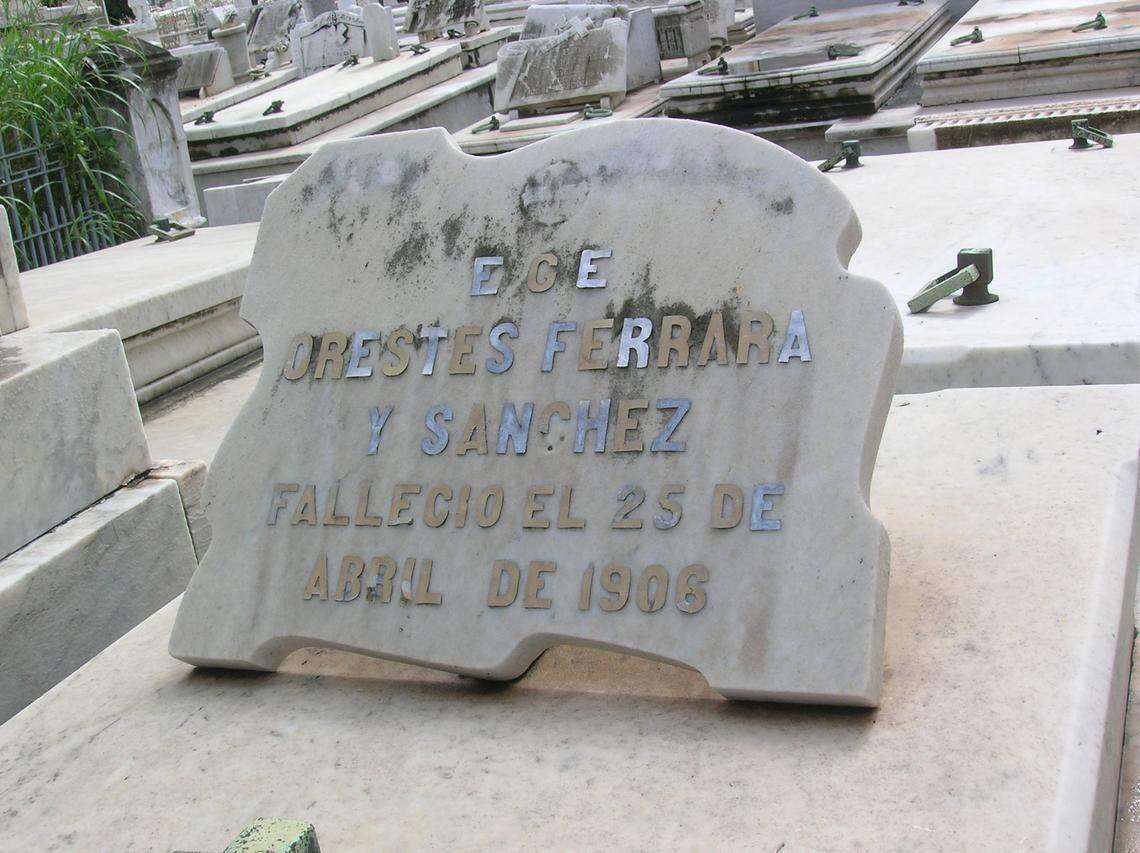 Lápida con el nombre del hijo de Orestes Ferrara, fallecido a los seis meses, fotografiada en el 2009 en el Cementerio de Colón en La Habana.