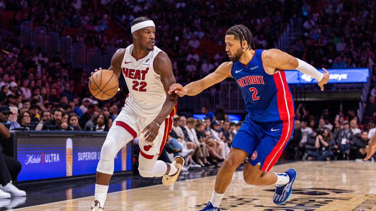 El jugador del Heat Jimmy Butler (izq.) entra al aro ante la marca de Cade Cunningham, de los Pistons de Detroit, en el partido celebrado el 28 de octubre de 2024 en Miami.