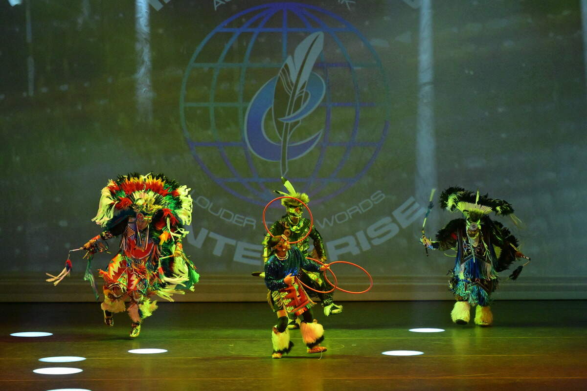 Los bailarines de Indigenous Enterprise en “Indigenous”, coreografía de Kenneth Shirley, Jamaal Jones y Dominic Pablo.