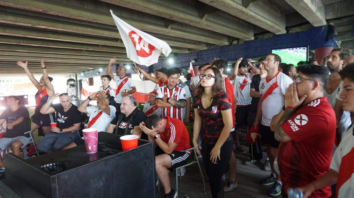 La pasión por River Plate estalla debajo de la autopista I-95, entre la Quinta Avenida en el NW y las calles 73 y 75 en Miami.