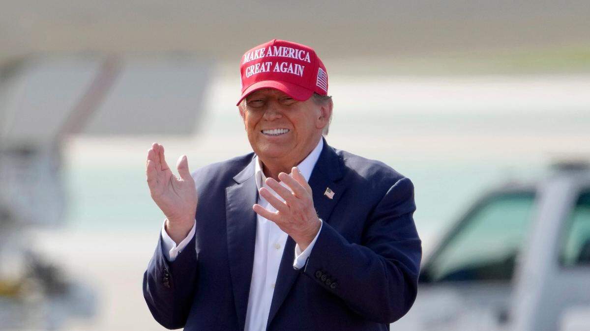 El expresidente Donald Trump aplaude a su llegada a un mitin en Dayton, Ohio, el sábado 16 de marzo de 2024.