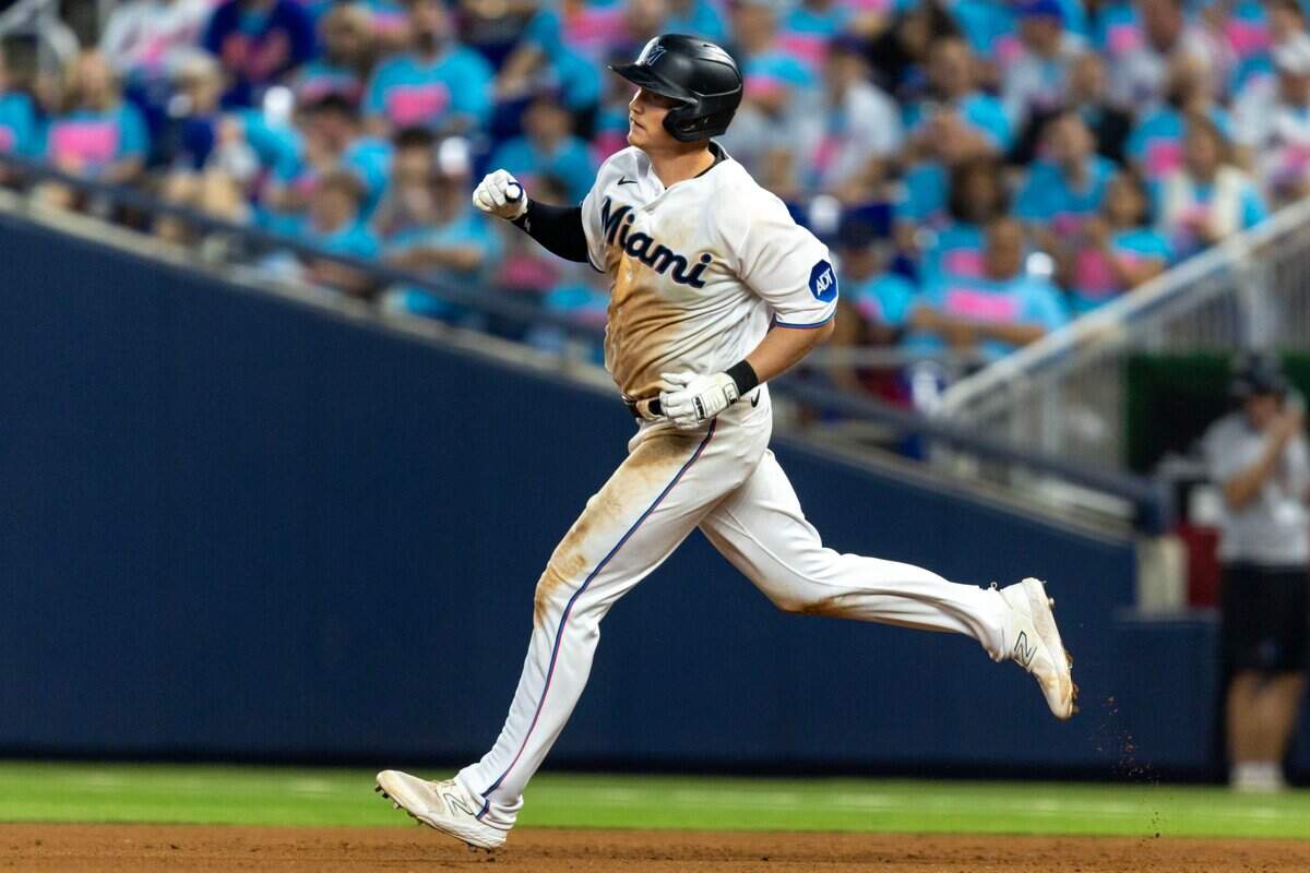 El primera base de los Marlins Garrett Cooper corre las bases tras pegar un jonrón en el sexto inning del partido ante los Mets de Nueva York, celebrado el 30 de marzo de 2023 en Miami.