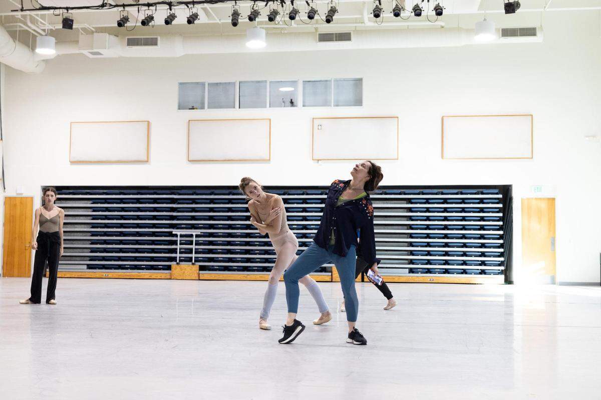 Pam Tanowitz y Hannah Fischer ensayando “Coincident Dances”. 