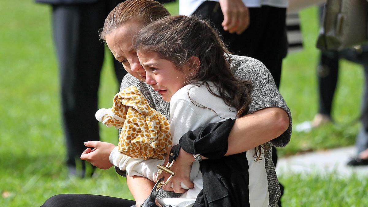 La hermana menor de Daniela Benavides San Miguel, llora fuera de la Iglesia Católica St. Agnes.