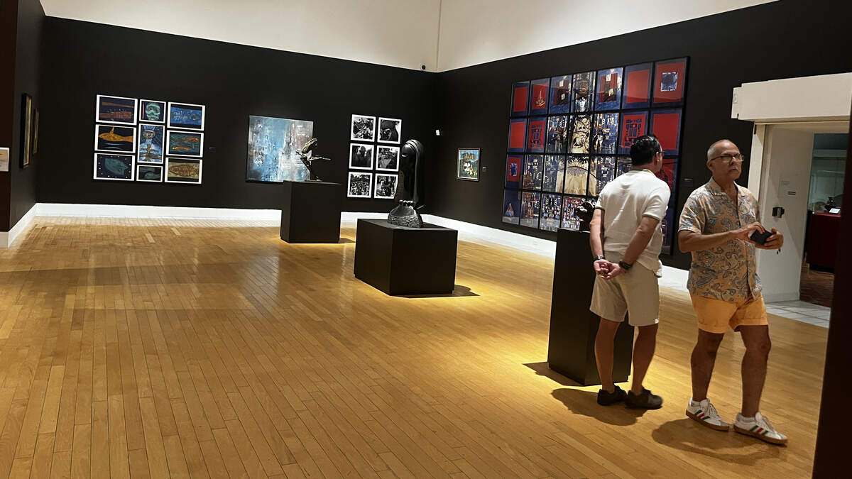 Vista de la sala de exposición, con obras de Choco, María Magdalena Campos Pons y Juan Carlos Alom.