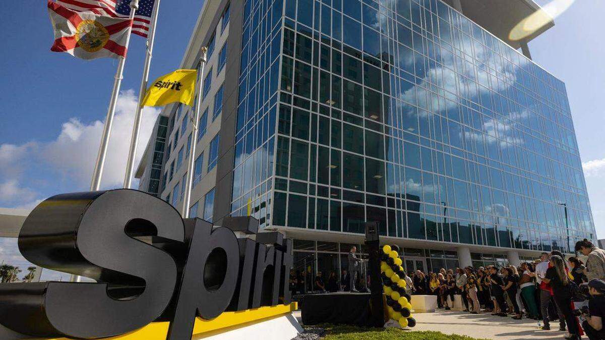 Empleados de la empresa asisten a la inauguración del nuevo campus de Spirit Airlines frente al centro de apoyo el jueves 18 de abril de 2024 en Dania Pointe, Dania Beach.