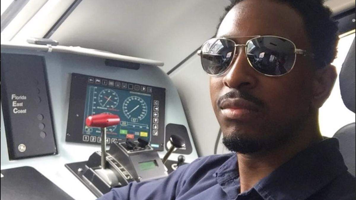 Brown publicó una selfie en Instagram en marzo de 2021, cuando Brightline estaba suspendido debido a la pandemia. Escribió: “En mi vida pasada, fui un conductor de tren bala de lo más genial”.