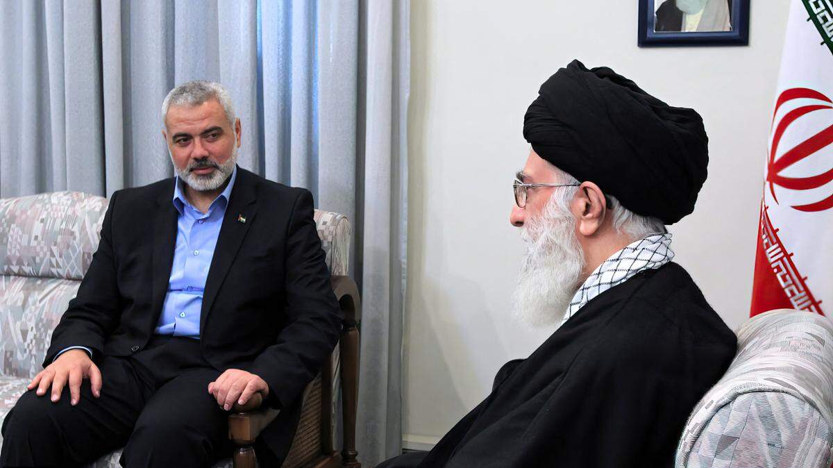 Foto de archivo que muestra al jefe de Hamás, Ismail Haniyeh (izq.), durante su reunión con el líder supremo de Irán, ayatolá Ali Khamenei, en Teherán, el 22 de junio de 2023.