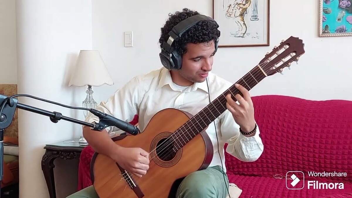 Ricardo Estrada se graduó de la Escuela Nacional de Arte de La Habana en guitarra y percusión. Si consigue continuar sus estudios en Barklee Valencia, en España, con una beca que cubre su matrícula completa, le gustaría formar un grupo de jazz y hacer música para el cine.