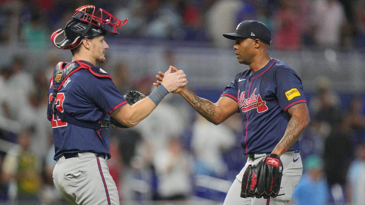 El cerrador de los Bravos de Atlanta Raisel Iglesias (der.) se apuntó su salvamento 32 de la temporada ante los Marlins, el 22 de septiembre de 2024 en Miami.