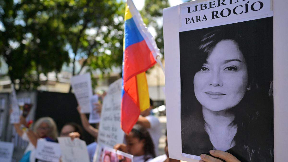 Una manifestante muestra una fotografía de la abogada y activista venezolana encarcelada Rocío San Miguel durante una protesta frente a la embajada de Brasil en Caracas, el 11 de septiembre de 2024.