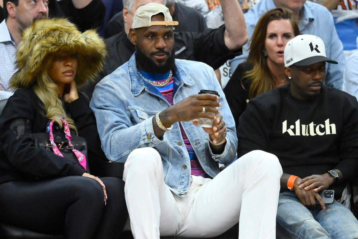 LeBron James recibió una enorme ovación de los 20,000 aficionados de su antiguo hogar en Cleveland, el lunes en el partido de playoff entre los Celtics de Boston y los Cavaliers.