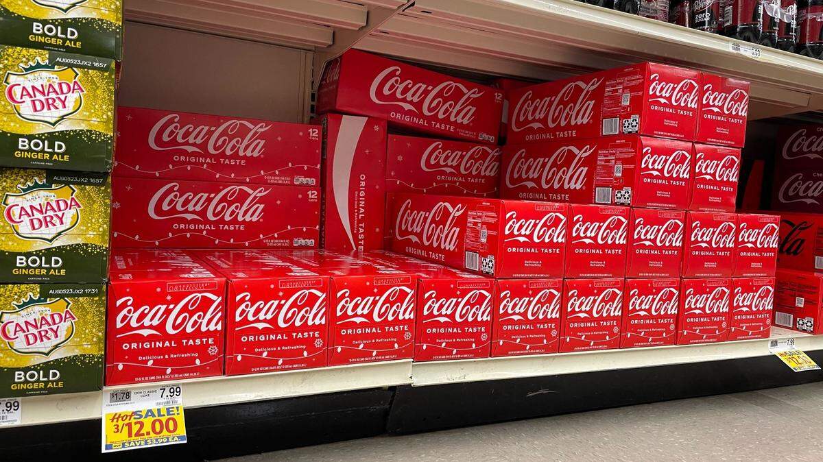 Coca-Cola 12 paquetes de 12 oz. latas en Food Lion en Raleigh, Carolina del Norte, el 19 de enero de 2023.