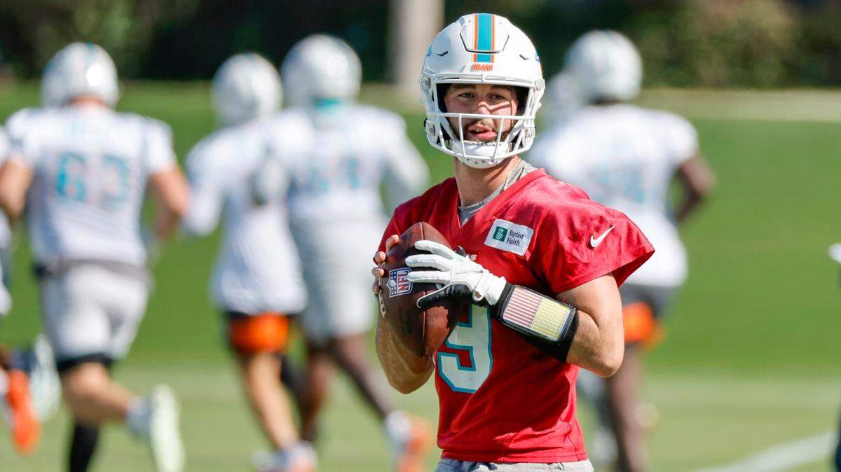 El quarterback de los Dolphins Skylar Thompson mira para pasar el ovoide en una práctica del equipo en el Baptist Health Training Complex en Miami Gardens, Florida, el 11 de enero de 2023.