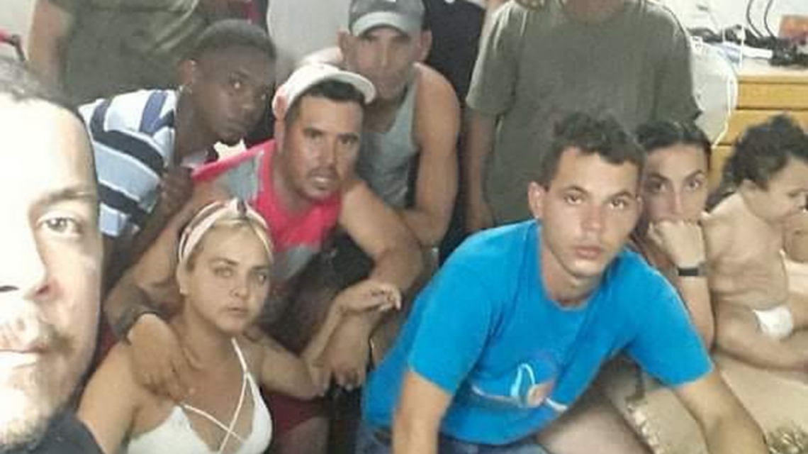 Desalojan a cubanos atrincherados en un barco en Islas Caimán