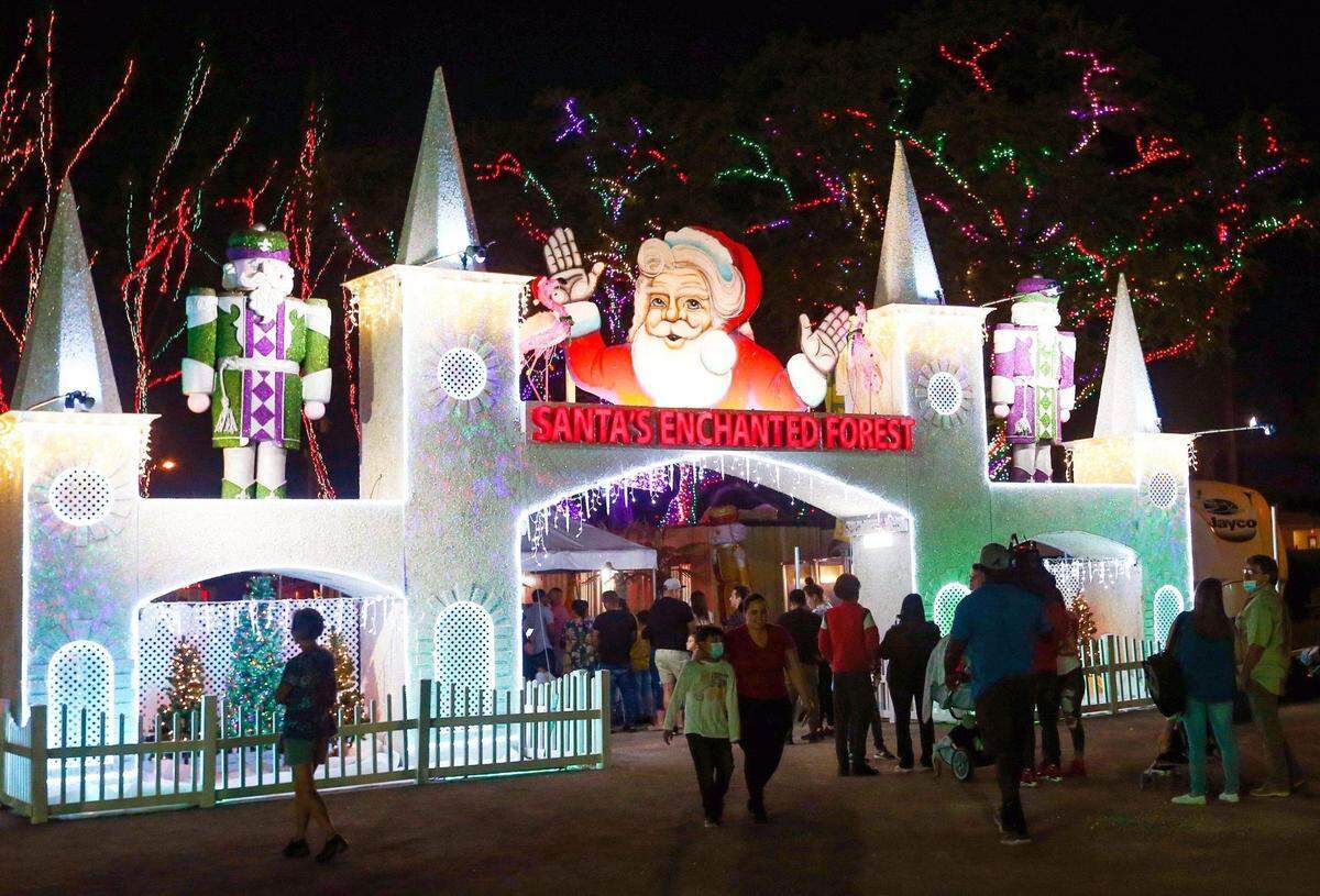El bosque encantado de Papá Noel está de regreso y en una nueva ubicación en Hialeah Park.