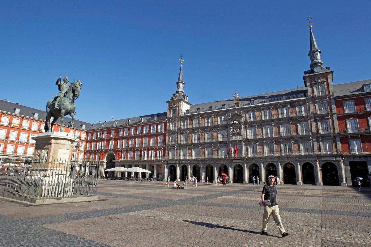 Estatua ecuestre del rey Felipe III en la Plaza Mayor de Madrid.