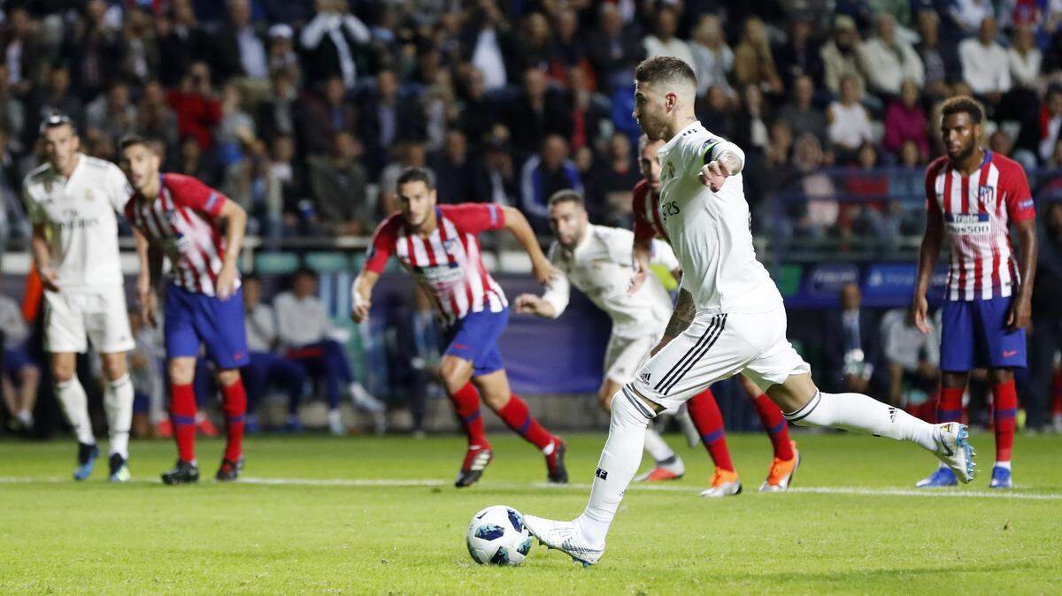 Sergio Ramos cobra un penalti por el Real Madrid en un partido contra el Atlético de Madrid, celebrado el 15 de julio de 2018 en Tallin, Estonia.