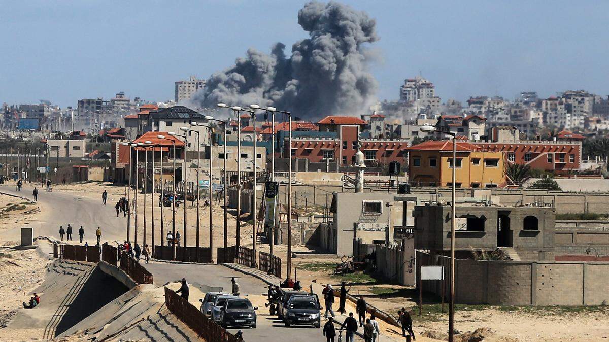 El humo se eleva tras un ataque israelí mientras los palestinos huyen del norte de Gaza para desplazarse hacia el sur, en medio del conflicto en curso entre Israel y Hamás, en el centro de la Franja de Gaza, el 15 de marzo de 2024.