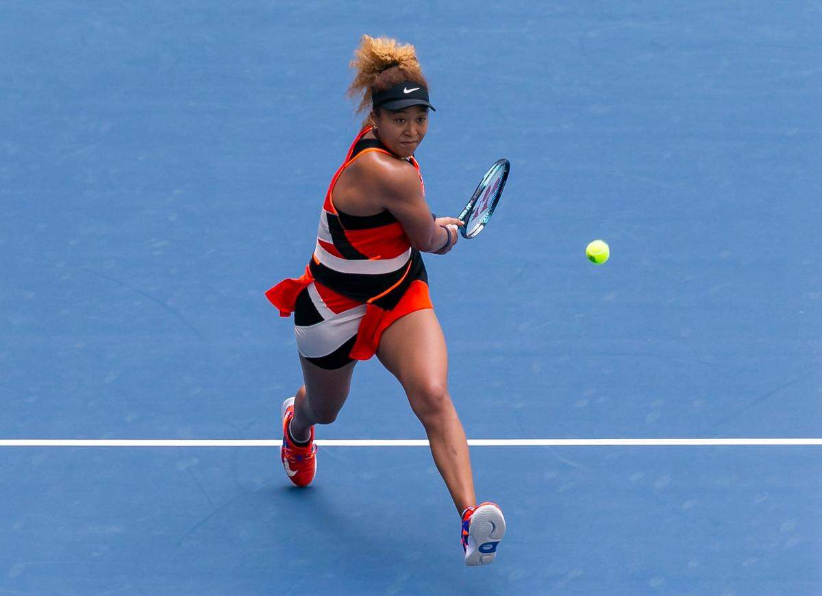 Naomi Osaka, de Japón, devuelve un tiro a Angelique Kerber, de Alemania, durante su partido en el torneo de tenis Abierto de Miami, el jueves 24 de marzo de 2022 en el Hard Rock Stadium en Miami Gardens, Florida.