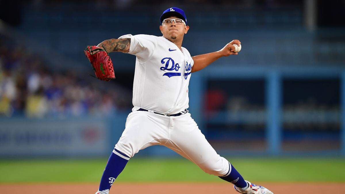 Julio Urías tiene foja de 11-8 con efectividad de 4.60 esta temporada. Cobra un salario de $14,25 millones, en el último año bajo el arbitraje salarial. Será agente libre al final de la campaña.