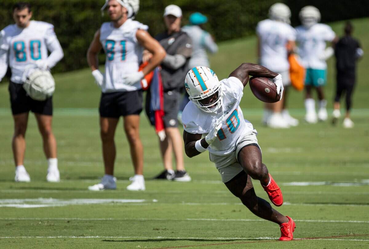 Foto de archivo. Un portavoz de los Dolphins expresó que&nbsp;Tyreek Hill fue notificado sobre el incendio en su mansión y abandonó la práctica en Miami Gardens para lidiar con la situación. 