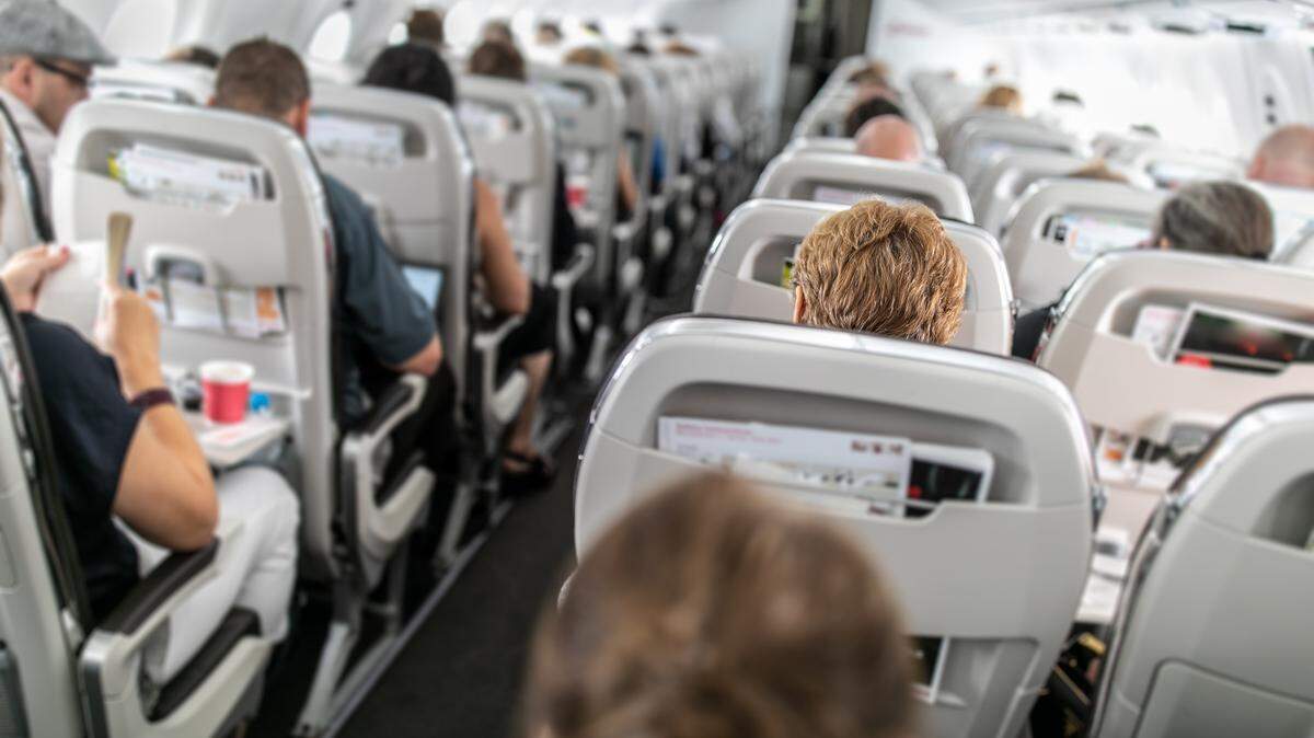 El FBI ha investigado a decenas de pasajeros rebeldes que han causado problemas durante un vuelo, y que podrían ser acusados de delitos graves. 