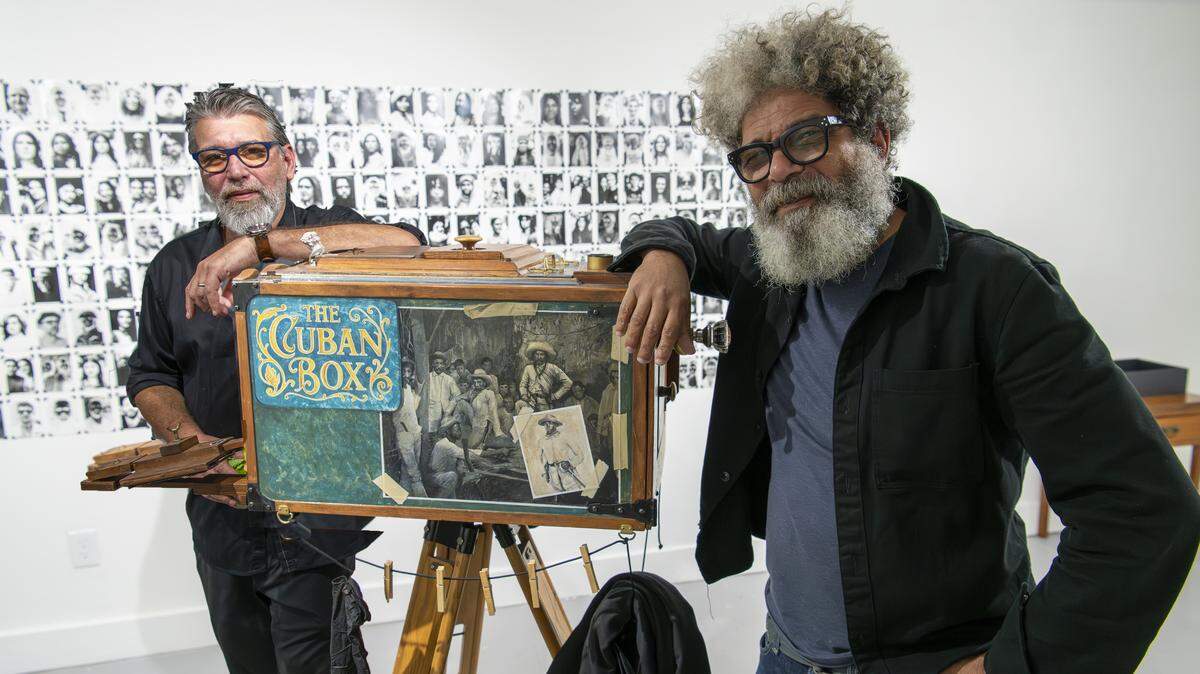 Geandy Pavón y Juan Carlos Alom junto a Cuban Box. Residencia “Observatorio Fotográfico de Miami”, Aluna Art Foundation, Miami. 