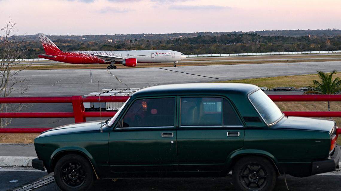 Un avión de Rossiya Airlines despega del Aeropuerto Internacional José Martí en La Habana el 16 de febrero de 2026.