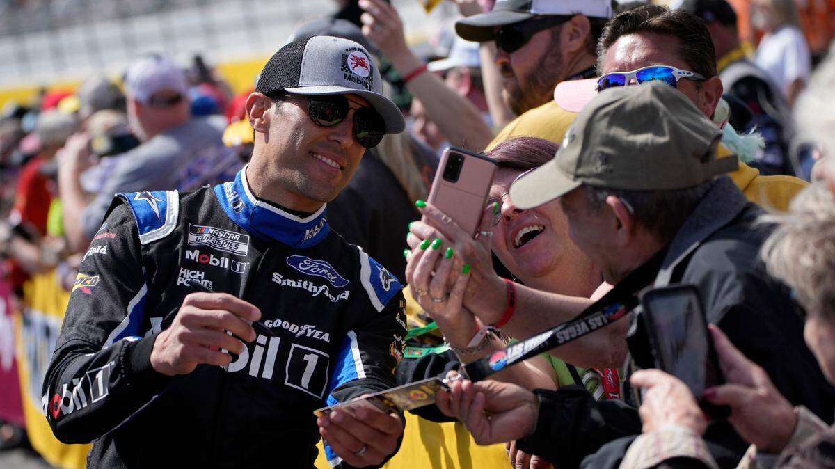 Foto de archivo. Aric Almirola es el único piloto que ha completado las 18 carreras que se llevan disputadas de las 36 de la temporada en la Cup Series en NASCAR. Esa capacidad de resistencia convierte al cubanoamericano en un fuerte candidato para meterse entre los 16 conductores que avanzan a los playoffs.