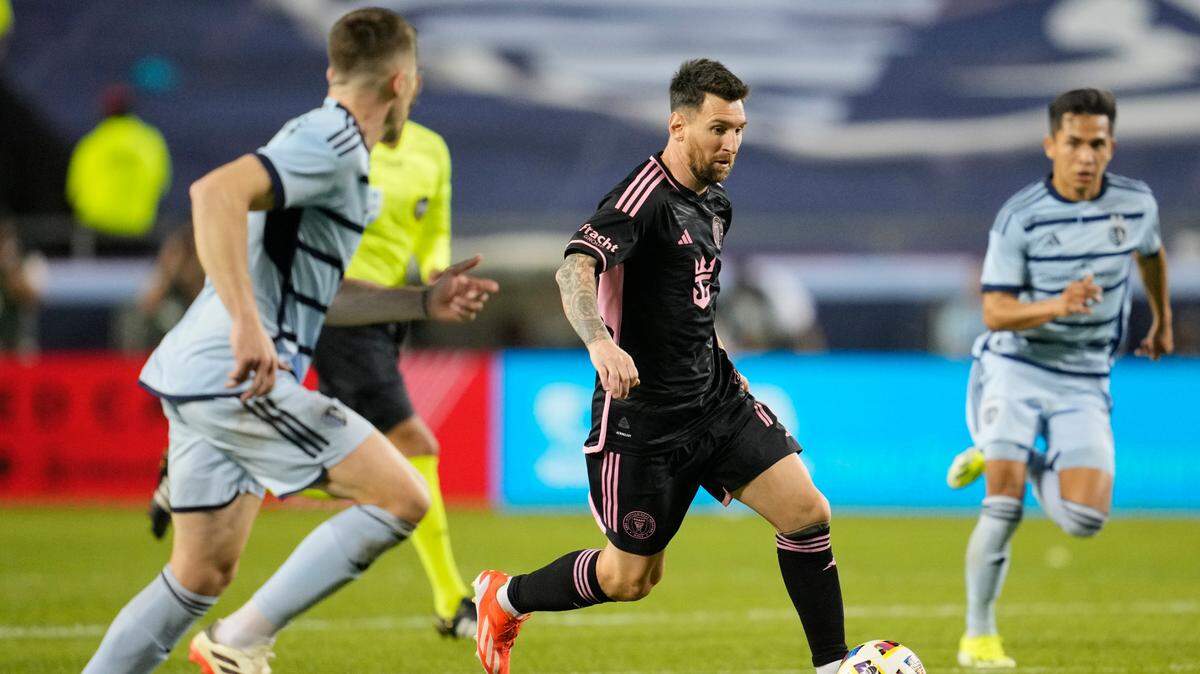 El delantero del Inter Miami Lionel Messi (centro) conduce el balón ante la defensa del Sporting, en el partido celebrado el 13 de abril de 2024 en Kansas City.