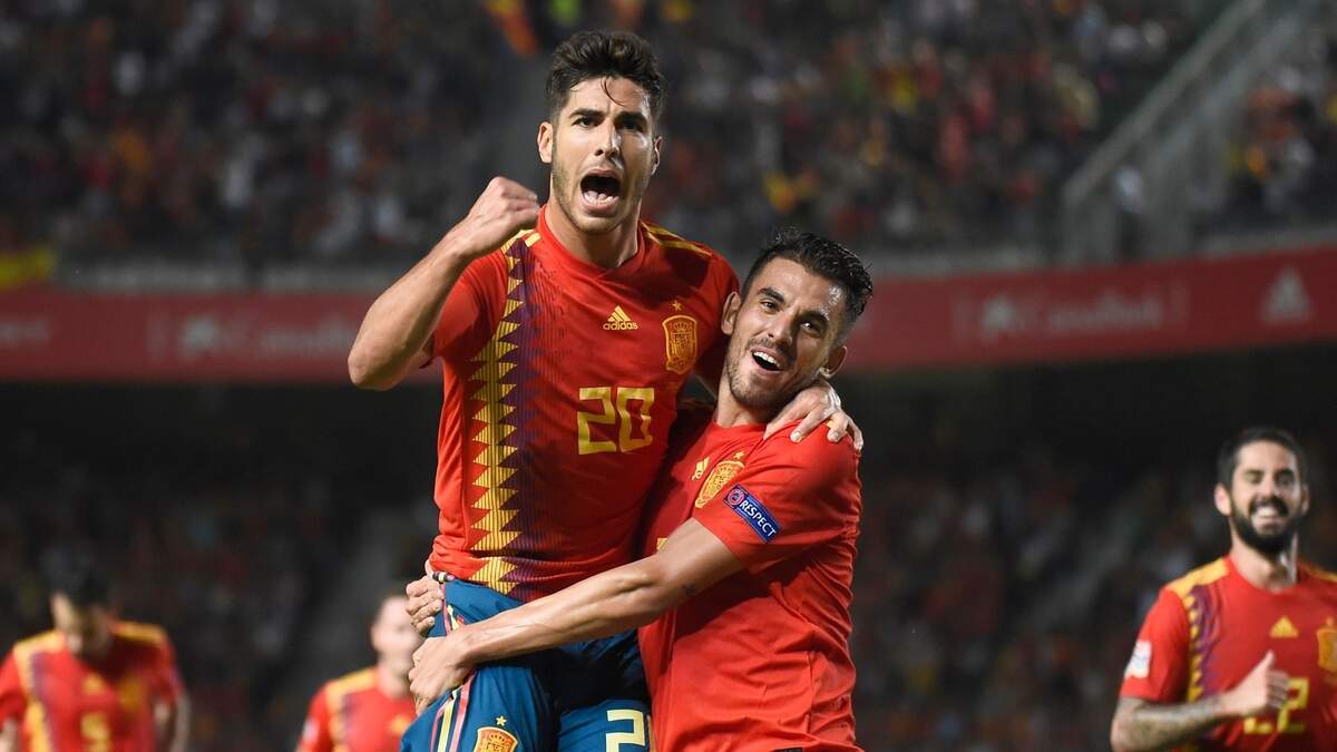 Marco Asensio (izq.) celebra un gol para la selección de España que derrotó 6-0 a Croacia en partido de la Liga de Naciones de la UEFA, celebrado el 11 de septiembre de 2018 en Alicante, España.